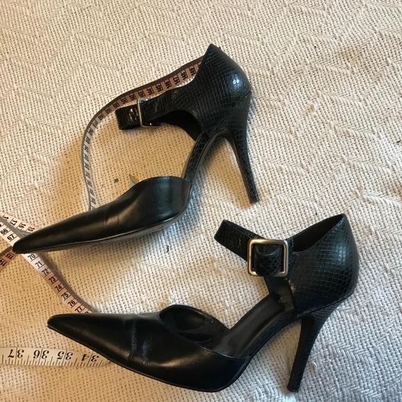 Black Leather Pumps with Buckle - size Euro 39 (US 8) - Picture 9 of 10